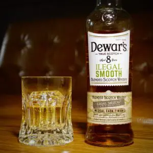 デュワーズ イリーガルスムース 8年　700ml×3 かくふじ商店｜おくつろぎのひと時に希少性の高いモルトウイスキーを