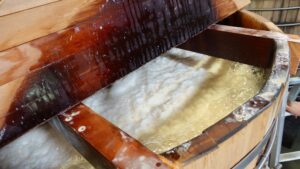木製の発酵槽による乳酸発酵